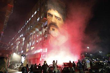 Καπνογόνα μπροστά από τη μορφή του Μαραντόνα στη Νάπολι (video)