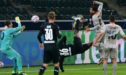 Απίθανο «ψαλιδάκι» του Εμπολό για το 3-0 της Γκλάντμπαχ! (video)