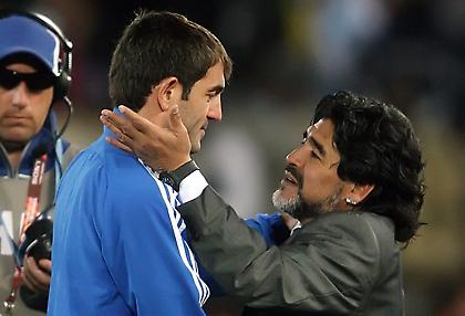 Καραγκούνης για Μαραντόνα: «Μαζί σου ερωτευτήκαμε το ποδόσφαιρο»