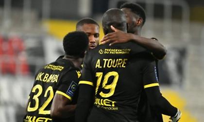 «Όρθια» στο Φελίξ Μπολάρ η Ναντ