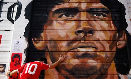 Μαραντόνα: Η συγκλονιστική φωτογραφία που όλοι οι μεγάλοι τού υποκλινούνται!