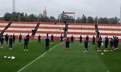 Ενός λεπτού σιγή στην προπόνηση της Σεβίλλης για τον Μαραντόνα