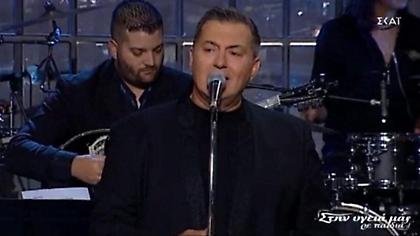 «Θα κλείσω τα μάτια»: Η ερμηνεία του Νίκου Μακρόπουλου στο αφιέρωμα για τον Άκη Πάνου