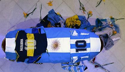 Οργή για τη δημοσίευση φωτογραφιών της σορού του Μαραντόνα