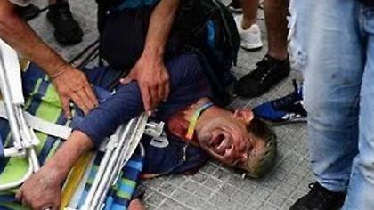 Δακρυγόνα και συλλήψεις στο προσκύνημα Μαραντόνα-Πάει πίσω η κηδεία (video)