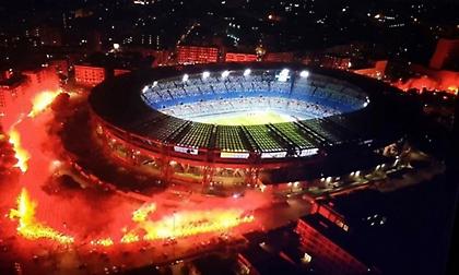 Μαραντόνα: Με καπνογόνα έξω από το «Σαν Πάολο» το «αντίο» των Ναπολιτάνων (vid)