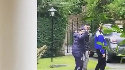 Το τελευταίο πλάνο του Μαραντόνα: Χαιρετά ένα παιδάκι (video)