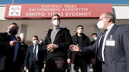 Μητσοτάκης από Νοσοκομείο Παπαγεωργίου: Θα κάνουμε διαφορετικά Χριστούγεννα φέτος