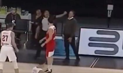 ΕΠΟΣ: Διαιτητής έριξε άθελά του γροθιά στον προπονητή της Τουρκίας! (video)