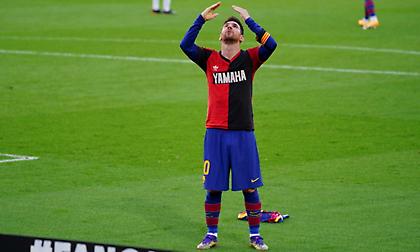 Σκόραρε ο Μέσι και το πανηγύρισε φορώντας φανέλα του Μαραντόνα στη Νιούελς (video)