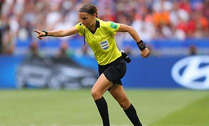 Φραπάρ, η πρώτη γυναίκα διαιτητής στο Champions League