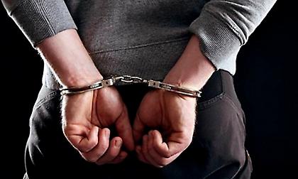 Συλλήψεις στη Γλυφάδα για ναρκωτικά, όπλα και έσοδα από εγκληματικές δραστηριότητες