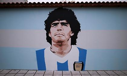 Γονείς και διευθύντρια του δημοτικού στην Καλαμαριά ενοχλήθηκαν από το γκράφιτι του Μαραντόνα