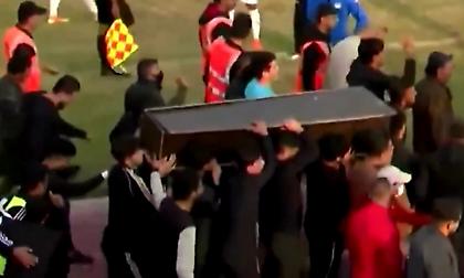 Μπήκαν με φέρετρο στο γήπεδο εν ώρα αγώνα στο Ιράκ (video)