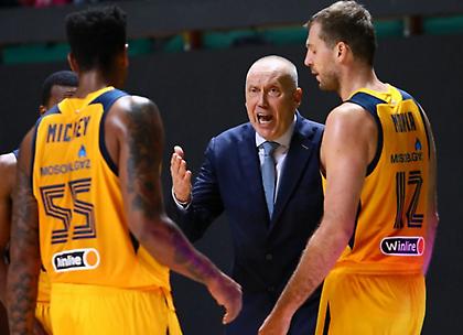 «Ξηλώνει» τους συνεργάτες του Κουρτινάιτις η Χίμκι