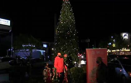 Φωταγωγήθηκε… Πανερυθραϊκά το Χριστουγεννιάτικο Δέντρο της Νέας Ερυθραίας