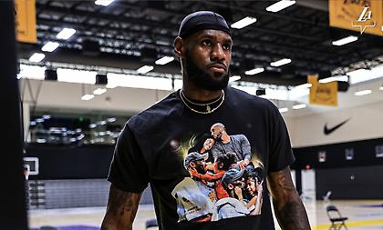 Με μπλουζάκι για Κόμπι και Τζίτζι ο Λεμπρόν στην «πρώτη» των Λέικερς