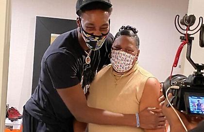 Έκανε δώρο ένα σπίτι στη μητέρα του ο Αντεμπάγιο (pics)