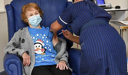 Βρετανία: Μια 90χρονη ο 1ος άνθρωπος που έκανε το εμβόλιο της Pfizer εκτός δοκιμών