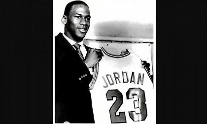 Τζόρνταν: Ποσό-ρεκόρ για τη φανέλα που κρατούσε στην υπογραφή του στους Μπουλς το 1984