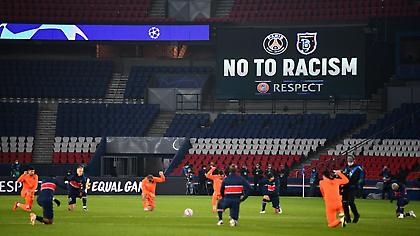 Παρί και Μπασάκ γονάτισαν στον ύμνο του Champions League (video)