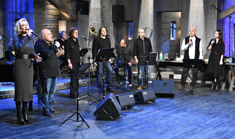 Στην υγειά μας ρε παιδιά: Αφιέρωμα στον Θάνο Μικρούτσικο (pics+vid)
