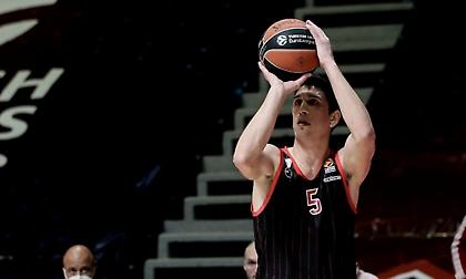 Λαρεντζάκης: Ο… πιστός στρατιώτης του Ολυμπιακού που «πυρπόλησε» το Βελιγράδι (video)