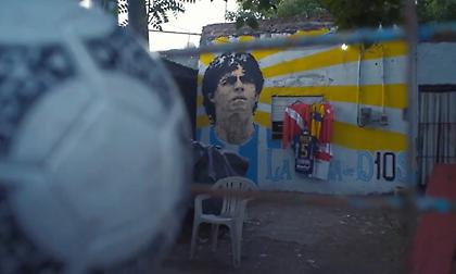 Εξαιρετικό βίντεο: Η μπάλα αποχαιρετά τον Μαραντόνα (video)