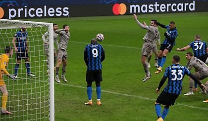 Το τρολάρισμα της Σαχτάρ στον Λουκάκου για την... απόκρουσή του!