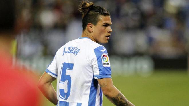 Σίλβα και άλλον έναν μπακ κοιτάει ο Ολυμπιακός