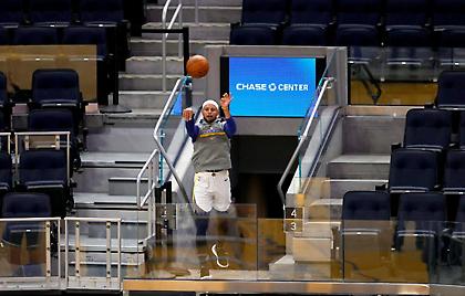 Ο Κάρι βάζει τρίποντο από την… είσοδο του γηπέδου (video)