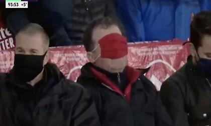 Φίλαθλος της Άρσεναλ έβαλε μάσκα στα μάτια για να μην βλέπει την ομάδα του! (video)