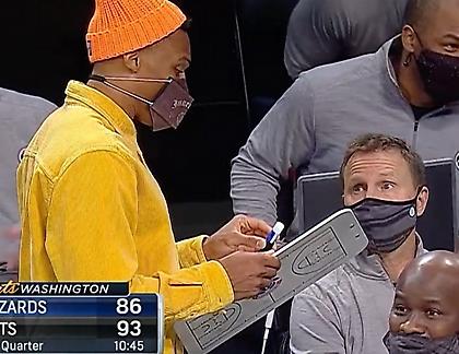 Ο Γουέστμπρουκ πήρε το πινακάκι του προπονητή (video)