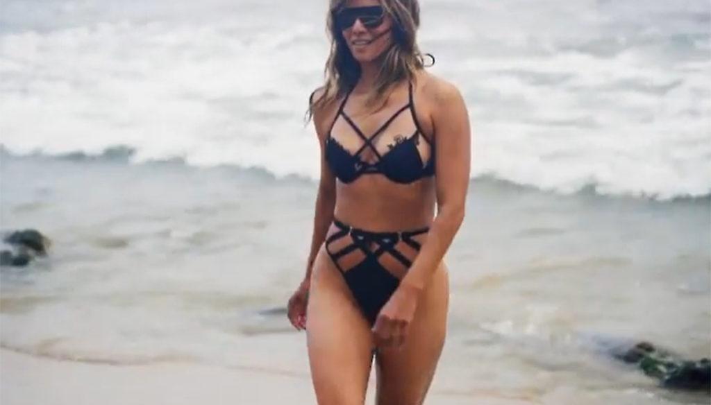 Εντυπωσιάζει με μπικίνι στα 54 της η Χάλι Μπέρι