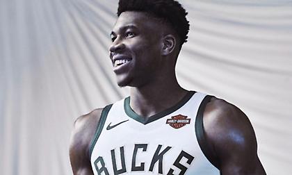 Υπέγραψε νέο συμβόλαιο και μένει στους Μπακς ο Γιάννης!