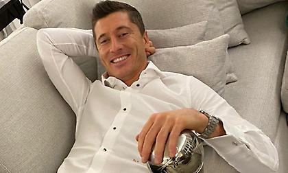 Κοιμήθηκε και ξύπνησε αγκαλιά με το βραβείο της FIFA o Λεβαντόφσκι! (video)