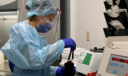 ΗΠΑ-FDA: Εγκρίθηκε η χορήγηση άδειας κατεπείγουσας χρήσης εμβολίου Moderna εναντίον κορωνοϊού