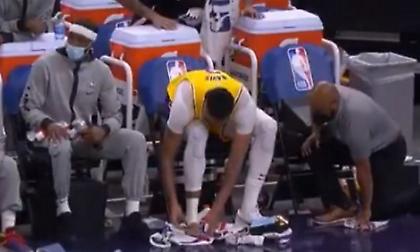 Άντονι Ντέιβις: Έβγαλε… νυχοκόπτη στον πάγκο (video)