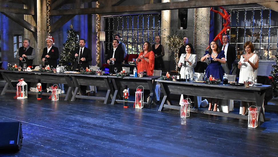 Στην υγειά μας ρε παιδιά: Ρεβεγιόν Χριστουγέννων (pics+vid)