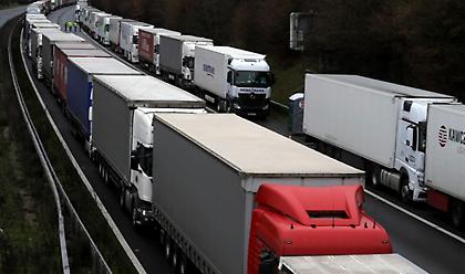 Βρετανία: Aποκλεισμένοι οδηγοί κάνουν Χριστούγεννα στα φορτηγά τους