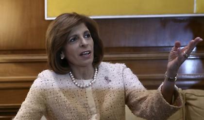 Κύπρος: Έφτασε η πρώτη παρτίδα εμβολίων - Την παρέλαβε η Επίτροπος Υγείας