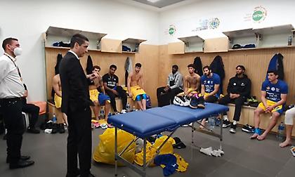 Τα εύσημα του Σφαιρόπουλου στα αποδυτήρια (video)