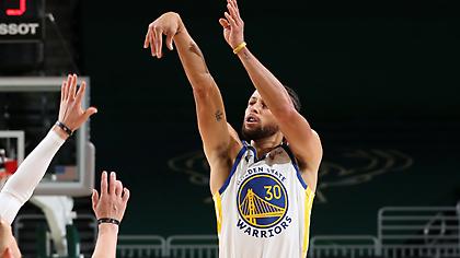 Τρίτος παίκτης με 2.500+ τρίποντα ο Κάρι (video)