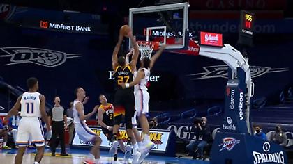 Ο Γκομπέρ κάρφωσε πάνω σε δύο παίκτες στο Top 10 (video)