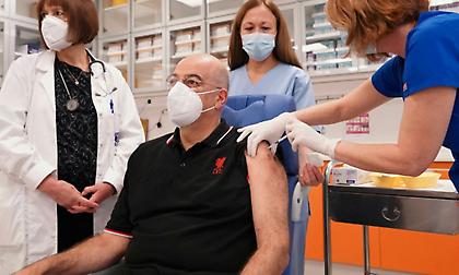 Ο Δένδιας εμβολιάστηκε με μπλουζάκι της Λίβερπουλ (pic)