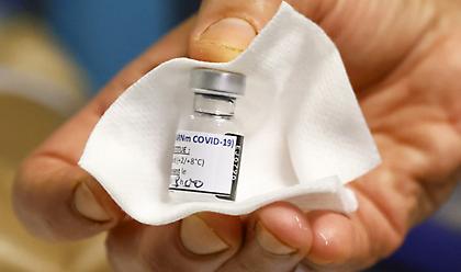 Η Βρετανία ενέκρινε το εμβόλιο της AstraZeneca - Αντίθετοι δρόμοι με την Ευρώπη