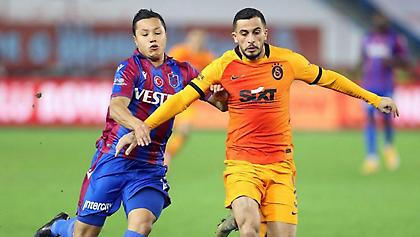 Σοκ για Ομάρ: Έσκασε βεγγαλικό στα χέρια του και κινδυνεύει να χάσει το μάτι του