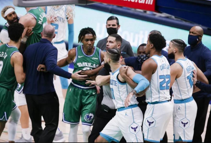 Έβρεξε πρόστιμα στο ΝΒΑ για την συμπλοκή στο Μάβερικς-Χόρνετς