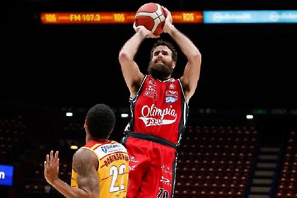 Νίκη με ανατροπή για Αρμάνι επί της Πέζαρο