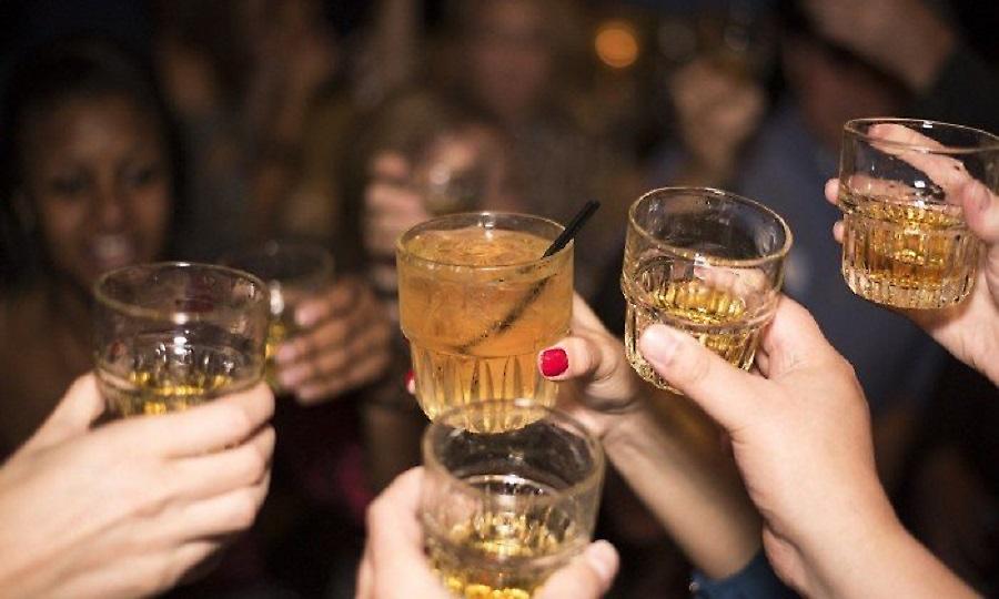 Πατρινός πήρε την αστυνομία για κανάλι που μετέδιδε γλέντι σε νυχτερινό μαγαζί